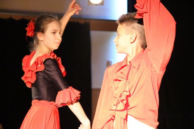 STACJA KULTURA - podsumowanie sezonu kulturalnego 2013/2014,  26 czerwca 2014 r.,  wystąpili: Małe Formy Teatralne, Klub Piosenki i Poezji, Dziecięcy Zespół Teatralny DO GÓRY, Mała Wielkopolska, Zespół Tańca AKCENT i MINIAKCENT.